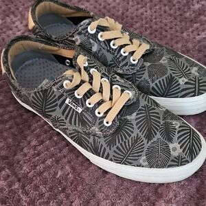 Vans Black and Gray Leaf Pattern Sneakers.Pro Series.